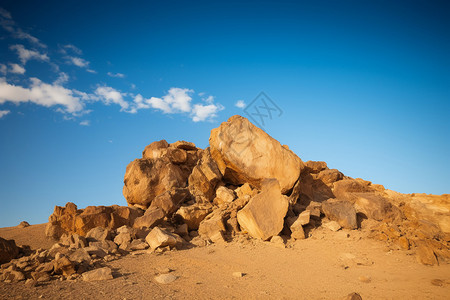 蓝天下断裂的岩石高清图片
