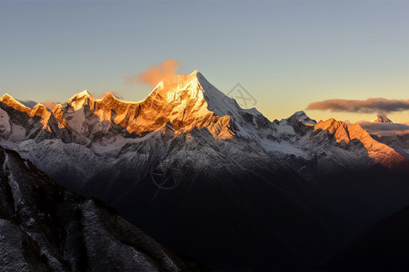 自然界景观自然界中的日照金山景色背景