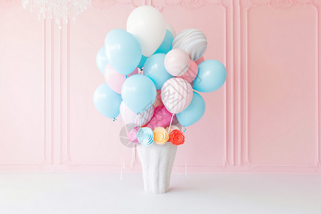 庆祝生日的小朋友房间里的凝胶气球设计图片