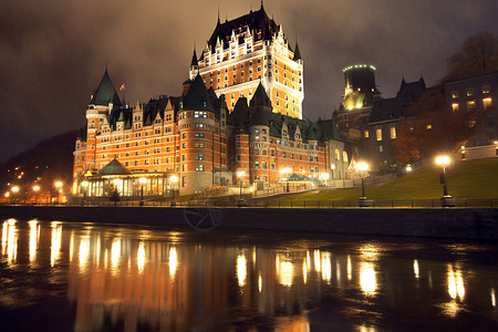 河边的酒店城堡背景图片