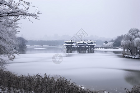 冬季的湖面亭苑图片