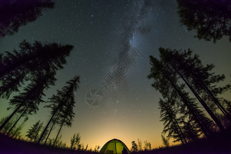 夏天露营帐篷外的星空高清图片