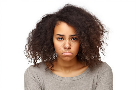 一个不快乐的年轻黑皮肤女人背景图片