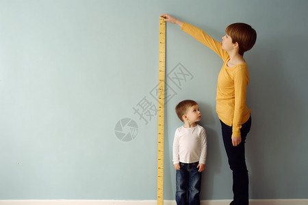 一起长大测量身高的孩子背景
