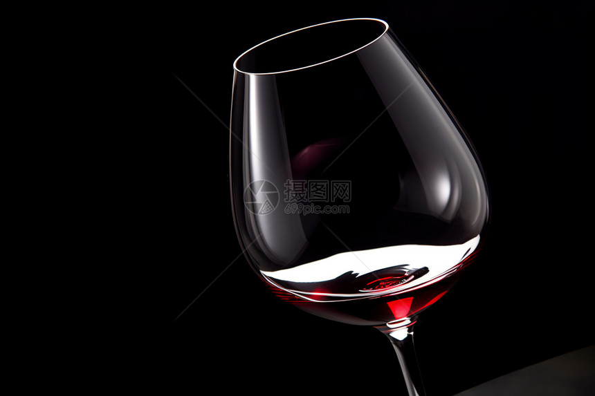 酒杯中的葡萄酒图片