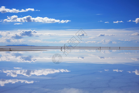 湖面反射云彩图片