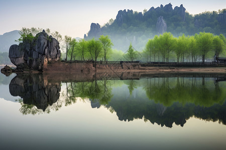 湖泊绿树远山风景图片