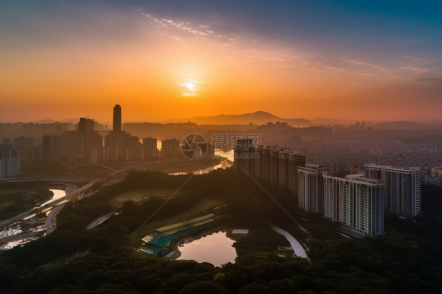 黄昏时分的城市建筑图片