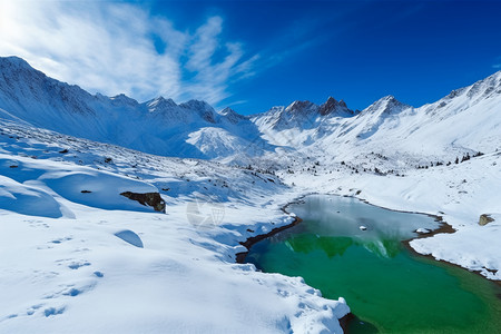 雪山湖泊图片