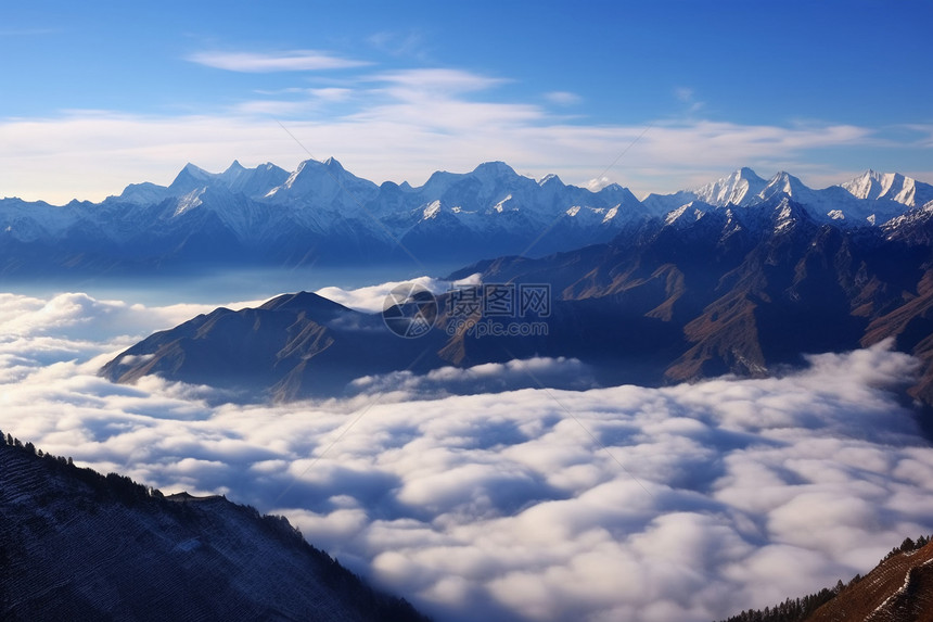 云海中的雪山美景图片