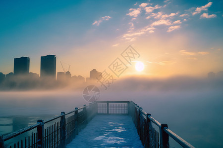 冬天户外城市日出晨雾与建筑旭日东升高清图片素材
