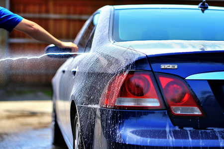 肥皂水工人用软管清洗汽车背景