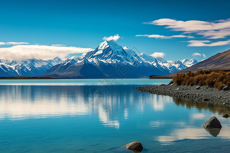 二龙湖湖面景色雪山下宁静的湖面背景