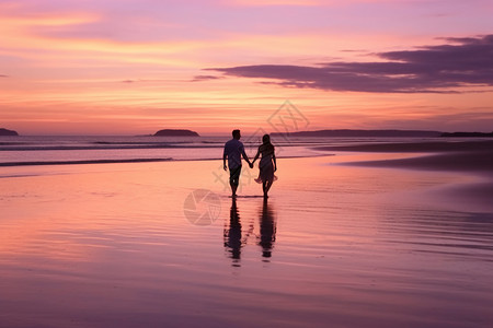 散步在海滩上的情侣夫妇在日落时的海滩漫步背景