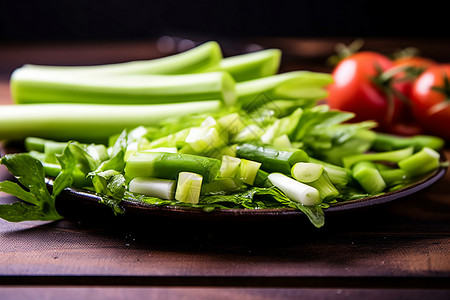 盘子里切碎的菜图片