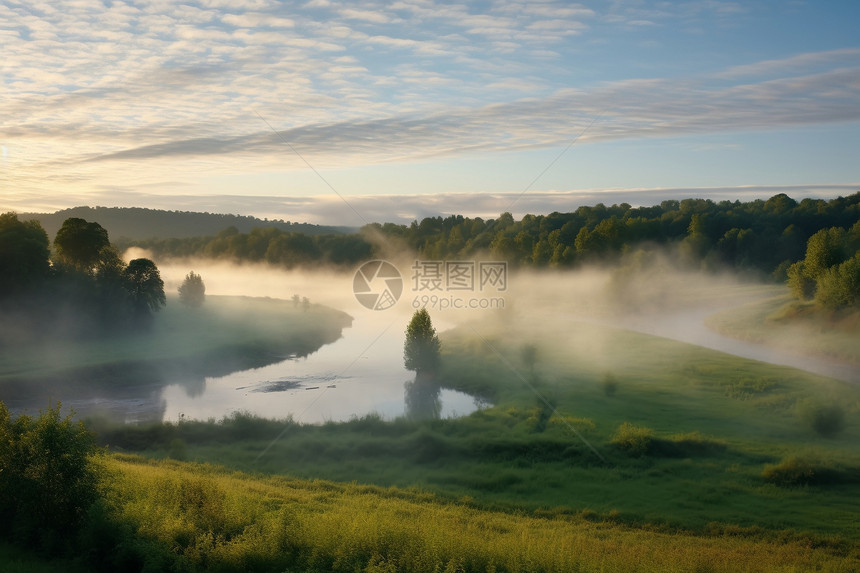 云雾缭绕的森林河流景观图片