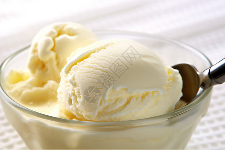 玻璃碗中的冰淇淋图片