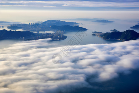 云海下的湖泊背景图片