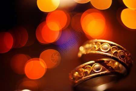 珠宝纹理霓虹灯下的金戒指背景