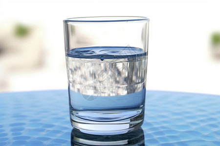 玻璃杯中的饮用水高清图片