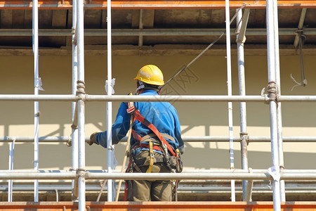 穿带防护措施的建筑工人图片