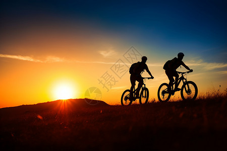 骑行活动日落的骑行爱好者背景