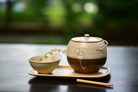 桌子上的陶瓷茶具图片