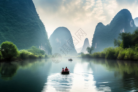 游客在山间河流划船图片