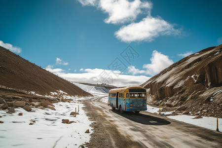 黄色大巴车冬季的雪山中行驶的大巴车背景