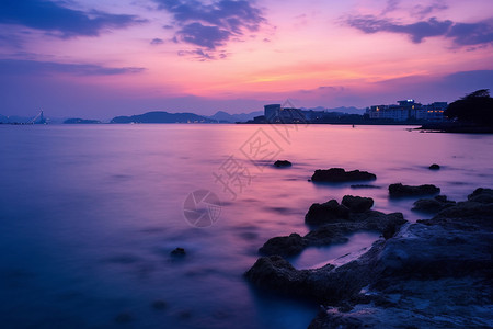 夕阳余晖照在海面上背景图片