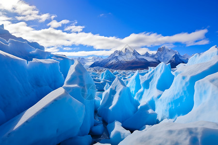 白天冰川的自然景观图片