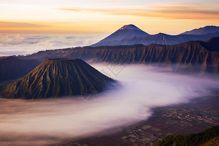 云雾笼罩的火山口图片