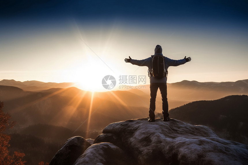 山峰中的登山者图片