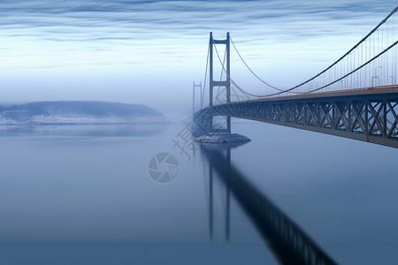 被迷雾笼罩的长江大桥图片