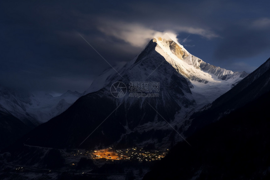 雪山中的自然景观图片