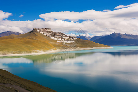 与雪山衔接的湖泊背景