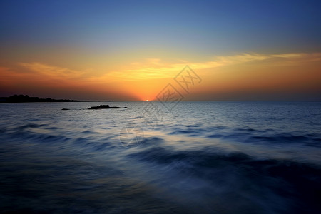 黄昏下的大海背景图片