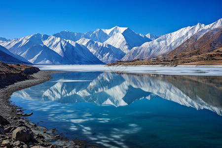 景色秀丽山湖大山旁的美丽雪景设计图片