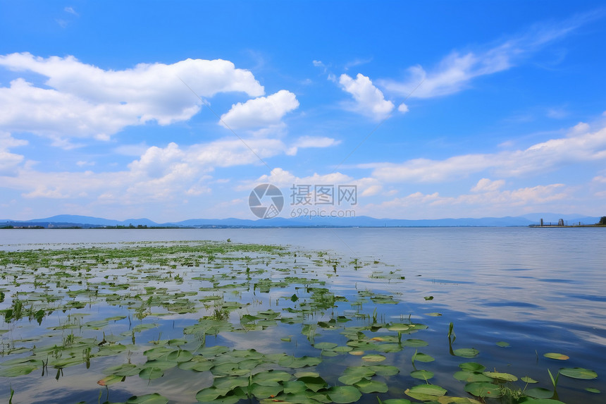 蓝天白云湖泊图片