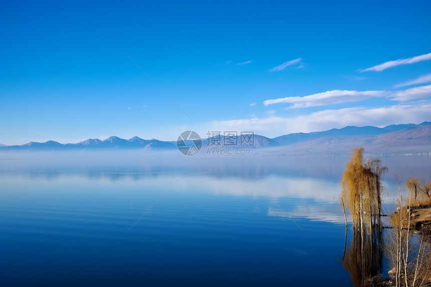 洱海蓝色的湖泊图片
