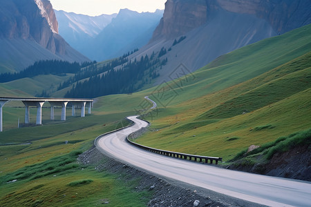 山间蜿蜒的公路图片