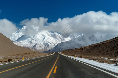 公路尽头的雪山图片