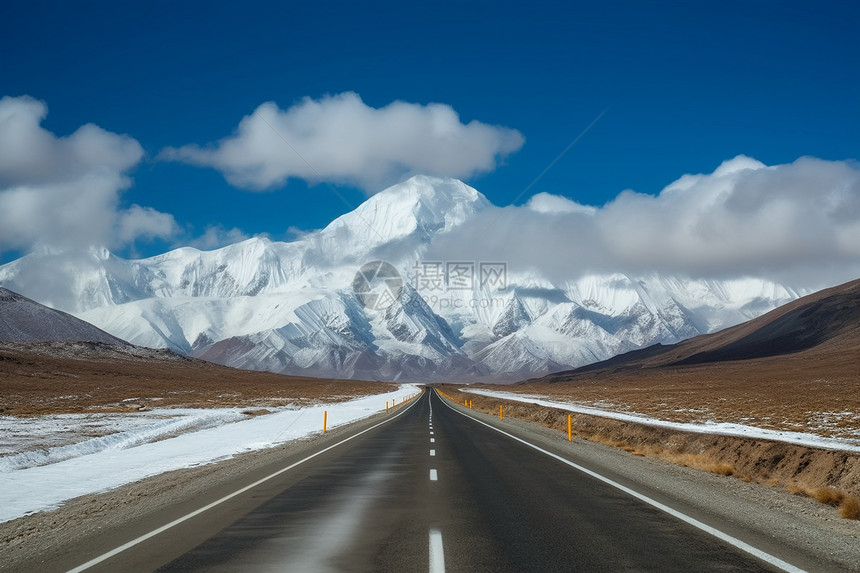 通往雪山的公路图片