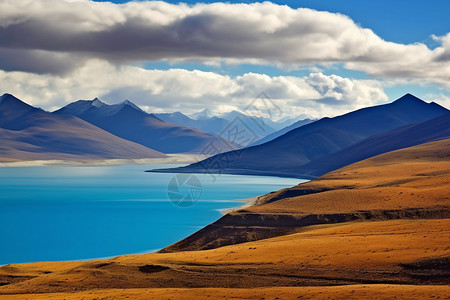 山脉与湖泊背景图片