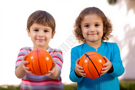 抱着球的可爱孩子高清图片