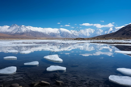 天空下的雪山冰面图片