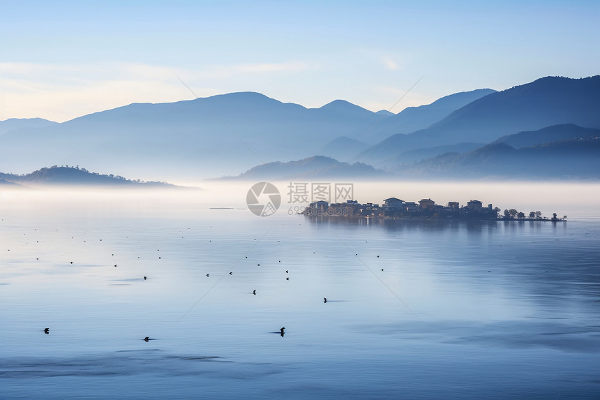 波光粼粼的湖水图片