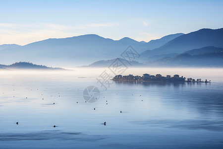 波光粼粼的湖水背景