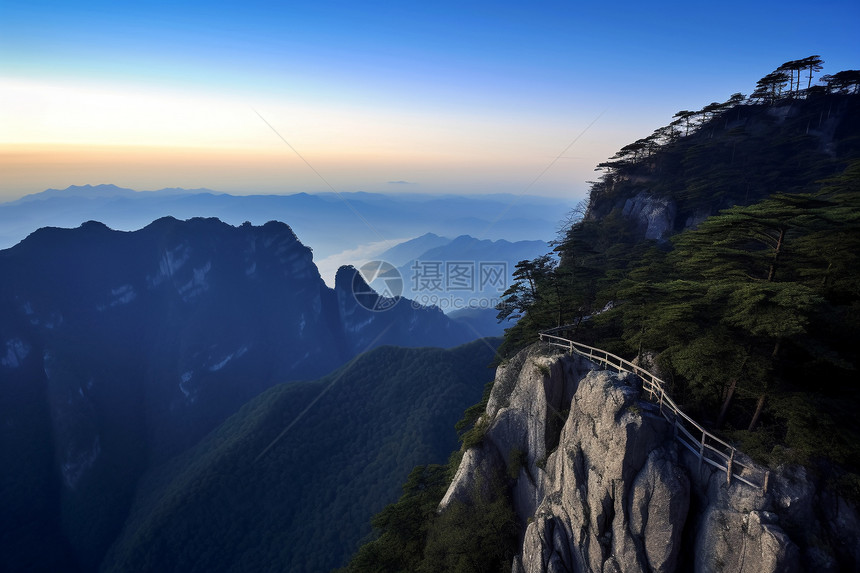 险峻的山峰图片