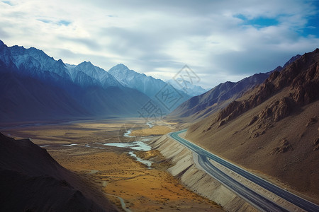 四风建设山脉中的公路背景